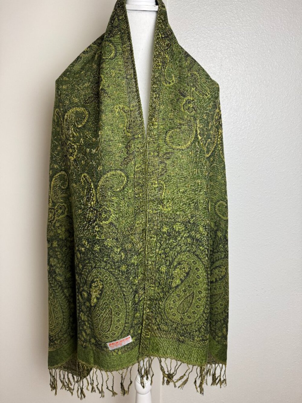 Elegant NWOT Pashmina Scarf Green Paisley